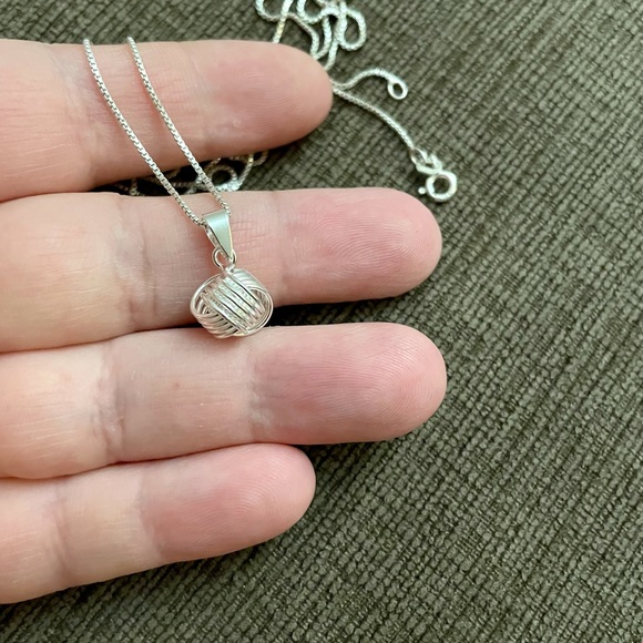 Sterling silver love knot necklace - Picture 7 of 9